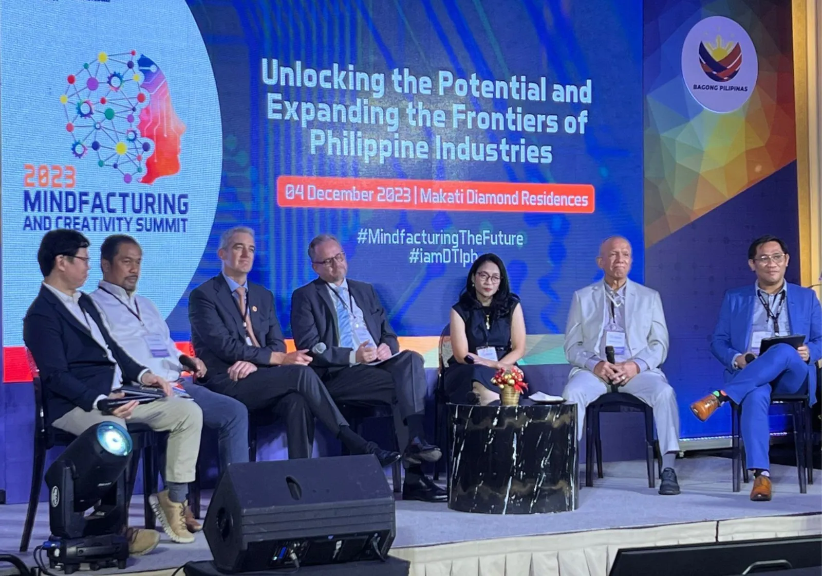 DTI Secretary Fred Pascual signs MOU with SeeMeSOL at the 2023 Mindfacturing and Creativity Summit, Makati