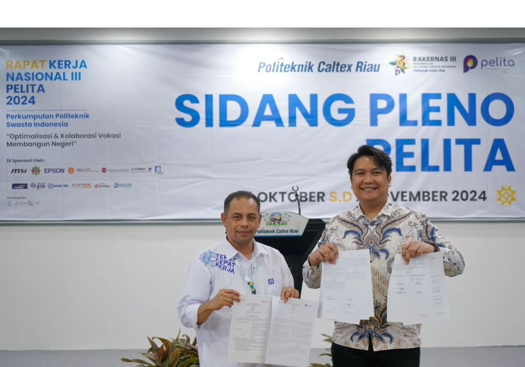 Head of Commercial SeeMeCV Nendy Fernandy signs MOU with PELITA Chairman Akhwanul Akhmal in Pekanbaru